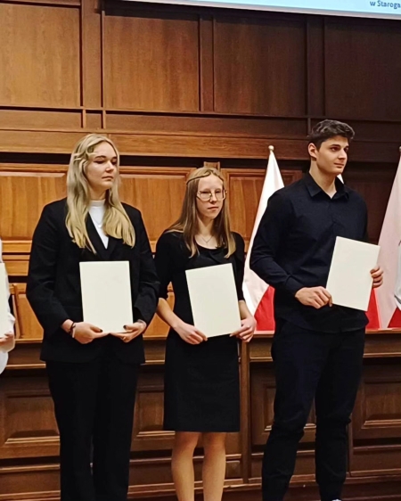 Ada Rogaczewska z klasy II E została wyróżniona i uhonorowana Stypendium Prezesa Rady Ministrów na rok szkolny 2022/2023 15.11.2023