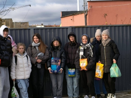 Uczniowie klasy 4E pomagają czworonogom z OTOZ w Starogardzie Gdańskim