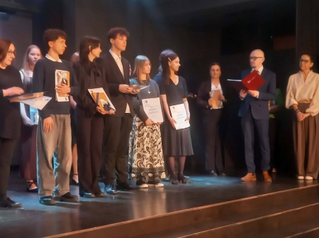 W pierwszy dzień wiosny na scenie SCK rozkwitały talenty naszych szkolnych recytatorek!